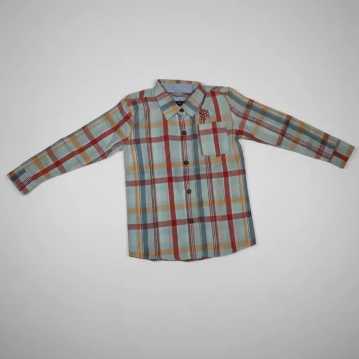 Camisa de manga larga para niño con diseño de cuadros grandes en color celeste, beige y naranja sobre fondo blanco neutro