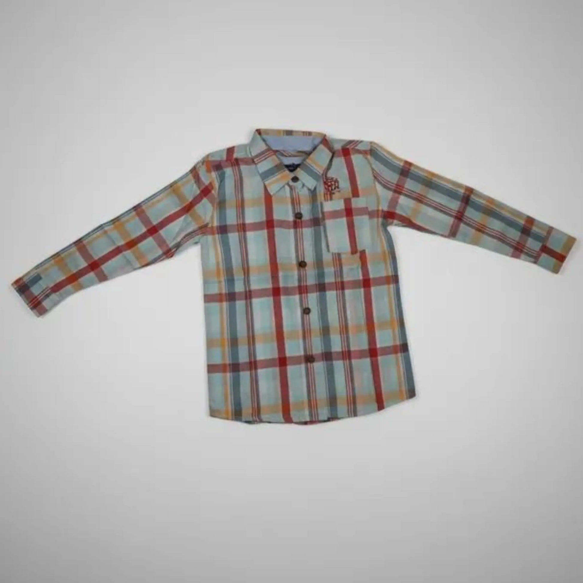 Camisa de manga larga para niño con diseño de cuadros grandes en color celeste, beige y naranja sobre fondo blanco neutro