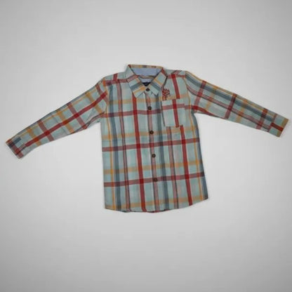 Camisa de manga larga para niño con diseño de cuadros grandes en color celeste, beige y naranja sobre fondo blanco neutro