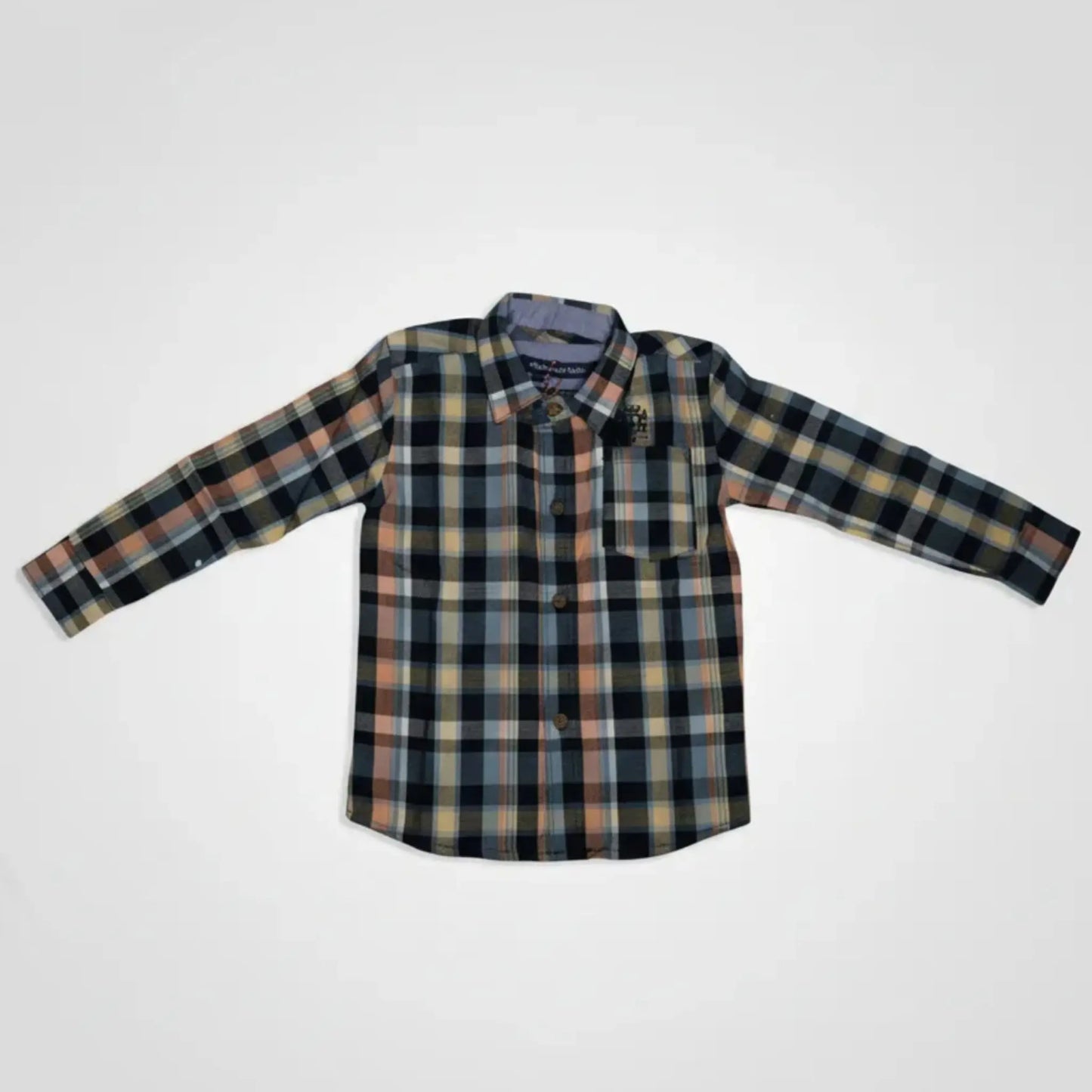 Camisa de manga larga para niño con estampado de cuadros en tonos azul, mostaza y negro sobre fondo blanco
