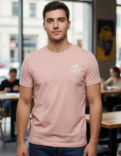 Hombre vistiendo una camiseta de manga corta en color rosa pastel con el logotipo "Ask Seek Knock" bordado en blanco en el pecho, marca Dubrovnik