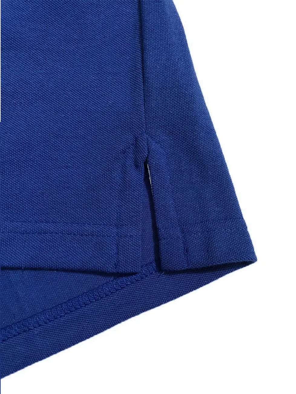 Primer plano del detalle de la costura y abertura lateral de un polo en color azul marino, destacando el acabado premium y la textura del tejido piqué de la marca Dubrovnik