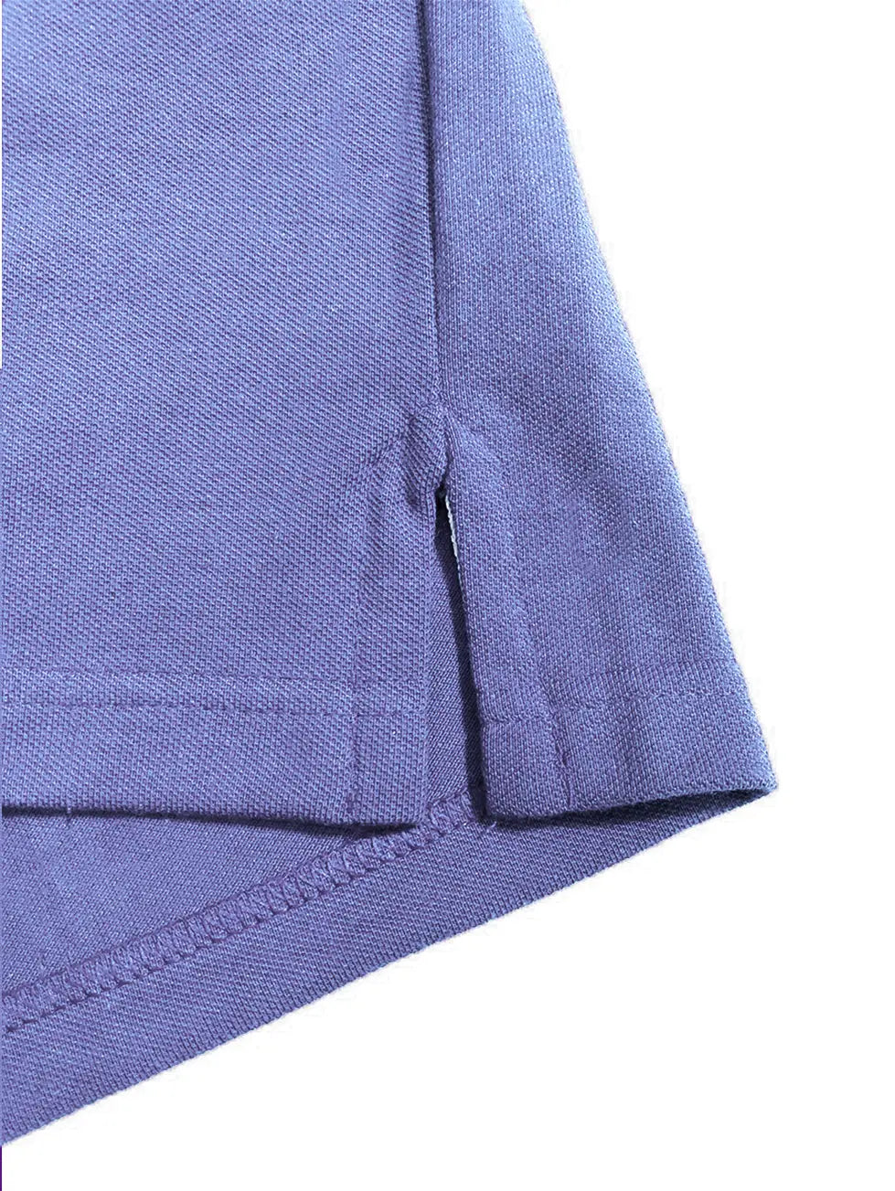 Primer plano del acabado inferior de un polo Dubrovnik color lavanda jaspeado, mostrando la aletilla lateral con costuras de refuerzo sobre tejido piqué premium