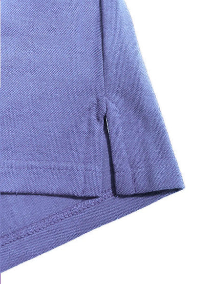 Primer plano del acabado inferior de un polo Dubrovnik color lavanda jaspeado, mostrando la aletilla lateral con costuras de refuerzo sobre tejido piqué premium