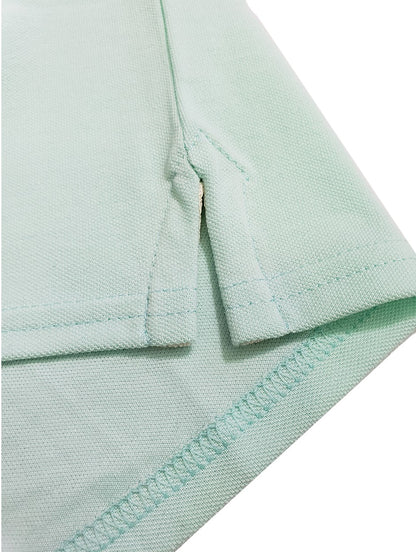 Primer plano del acabado inferior de un polo Dubrovnik verde menta, resaltando la aletilla lateral reforzada y la precisión de la doble costura en la mezcla 50/50