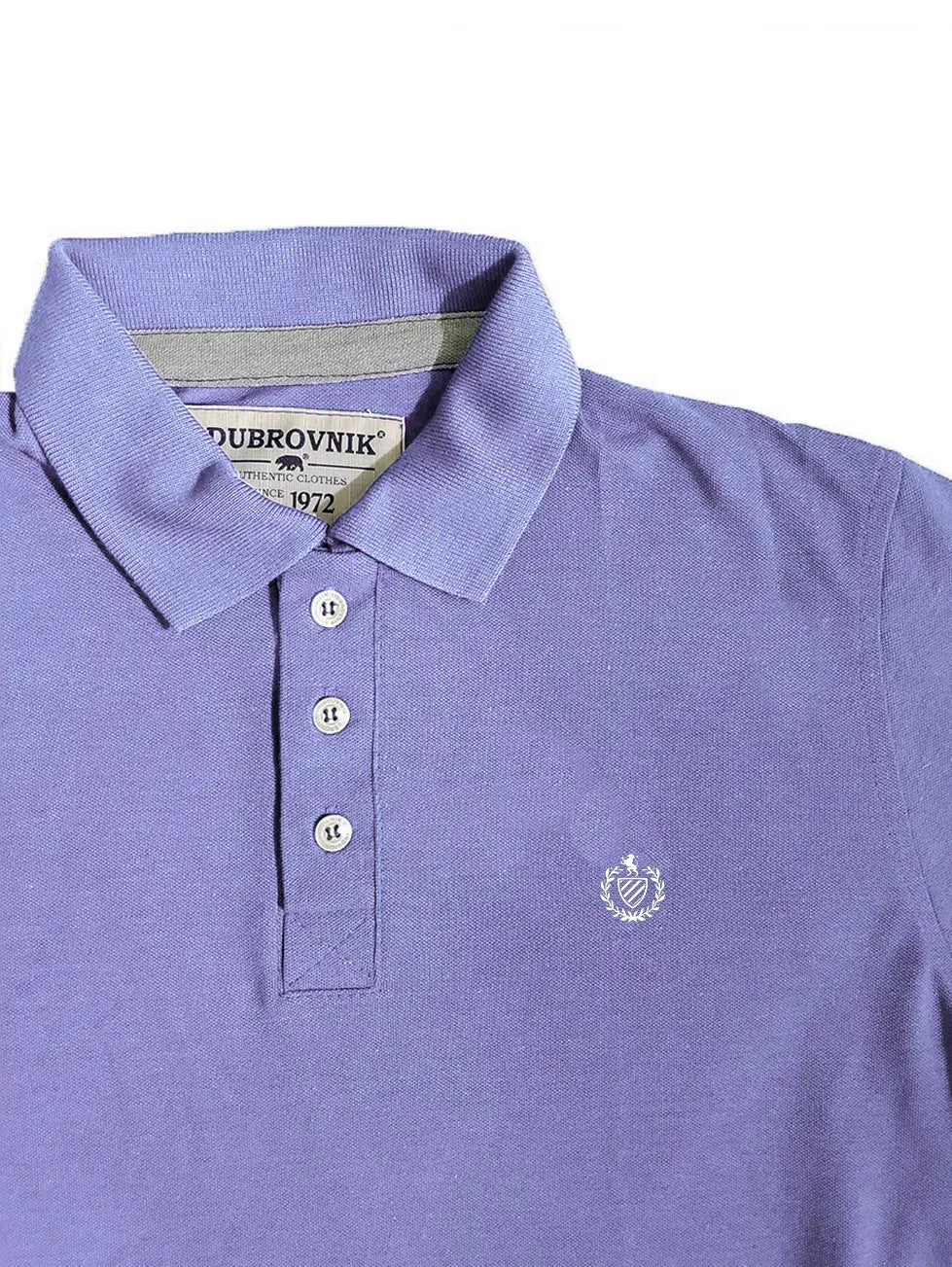 Primer plano real de un polo Dubrovnik color lavanda jaspeado, mostrando el contraste interno en gris claro en el cuello, tres botones color marfil y el escudo bordado en blanco, de la marca Dubrovnik