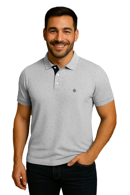 Primer plano del dobladillo inferior de un polo Dubrovnik azul cielo con efecto jaspeado, mostrando la abertura lateral reforzada y la textura del tejido de piqué