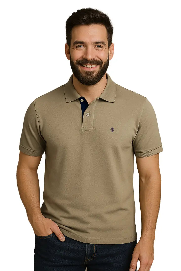 Modelo sonriendo con polo Dubrovnik verde oliva de corte regular, resaltando el detalle de la carterita interna en azul marino y el escudo bordado en el pecho