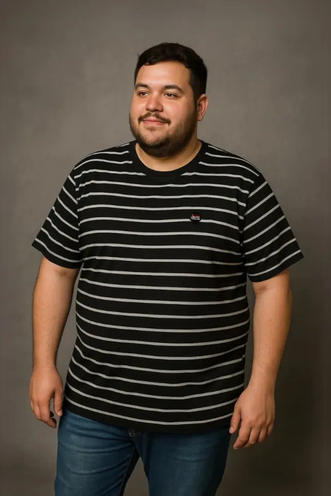 Hombre con barba vistiendo una playera de cuello redondo con diseño de rayas horizontales delgadas en color negro y blanco, resaltando el ajuste cómodo en hombros y pecho, de la marca Dubrovnik