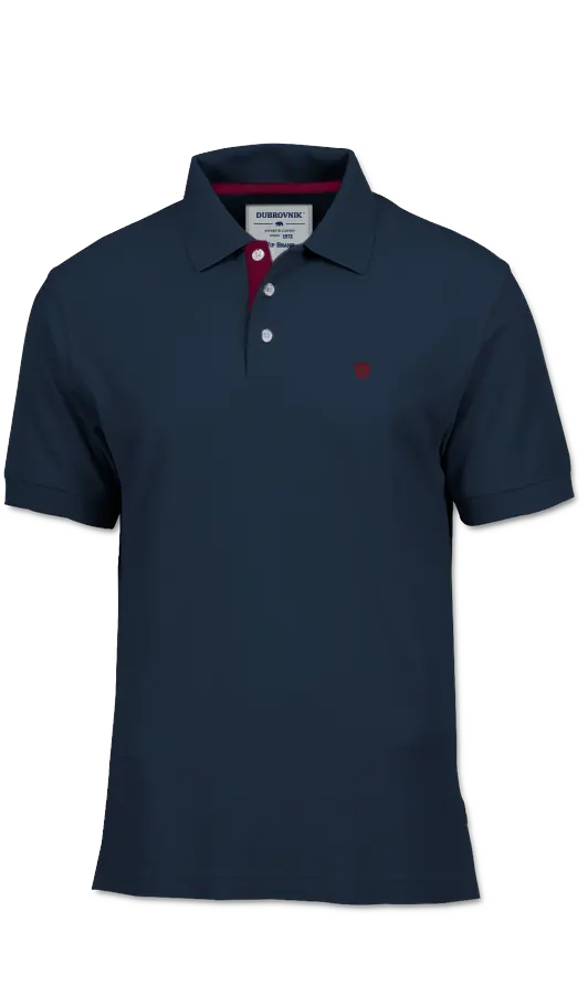 Polo Dubrovnik azul marino en formato plano, destacando el contraste granate en la carterita interna del cuello, botones blancos y logotipo bordado en rojo
