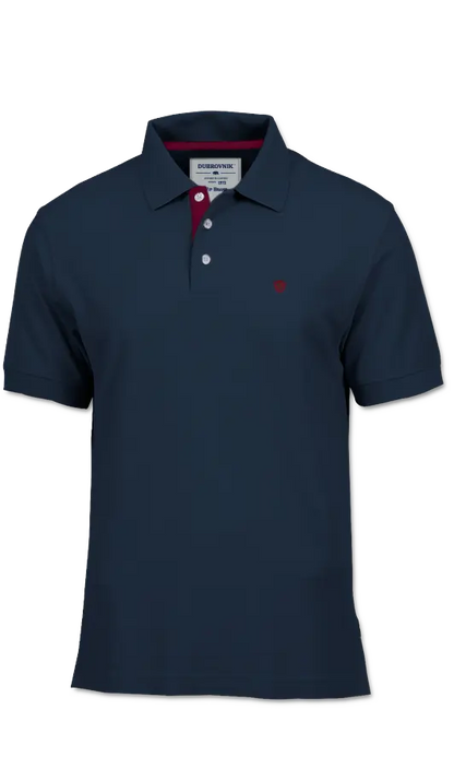 Polo Dubrovnik azul marino en formato plano, destacando el contraste granate en la carterita interna del cuello, botones blancos y logotipo bordado en rojo
