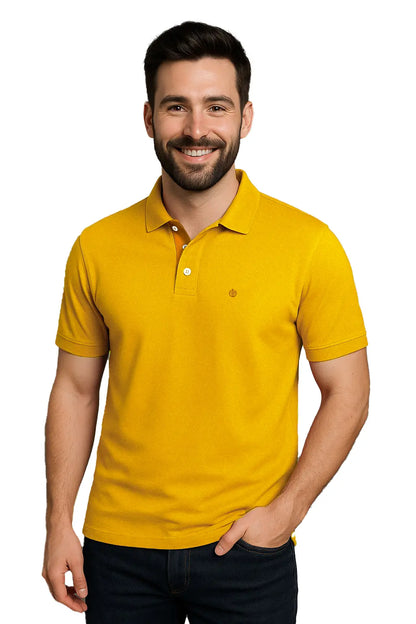 rimer plano de hombre sonriendo con polo de manga corta color amarillo oro, resaltando el detalle de la carterita interna en tono mostaza y el logotipo bordado de la marca Dubrovnik