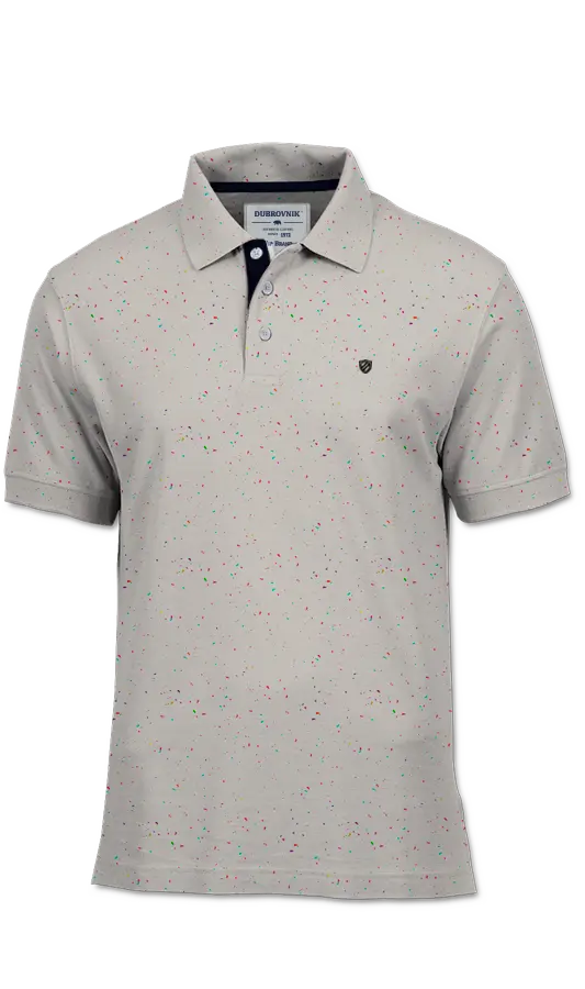 Polo Dubrovnik color beige con moteado multicolor estilo confeti, cuello con contraste azul marino y escudo bordado en el pecho