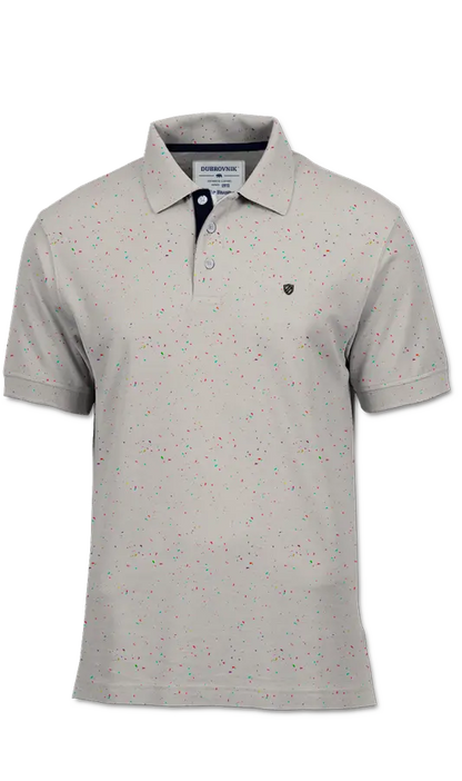Polo Dubrovnik color beige con moteado multicolor estilo confeti, cuello con contraste azul marino y escudo bordado en el pecho