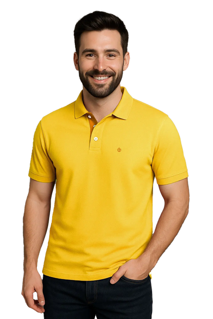 ombre sonriendo con un polo de manga corta en color amarillo canario vibrante, con detalle de carterita interna en color mostaza y logotipo bordado, sobre fondo transparente, de la marca Dubrovnik
