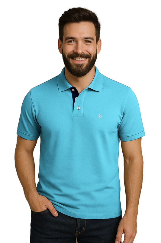 Hombre con barba sonriendo con un polo de manga corta en color azul turquesa brillante, con detalle de carterita interna en azul marino y escudo bordado discreto, de la marca Dubrovnik