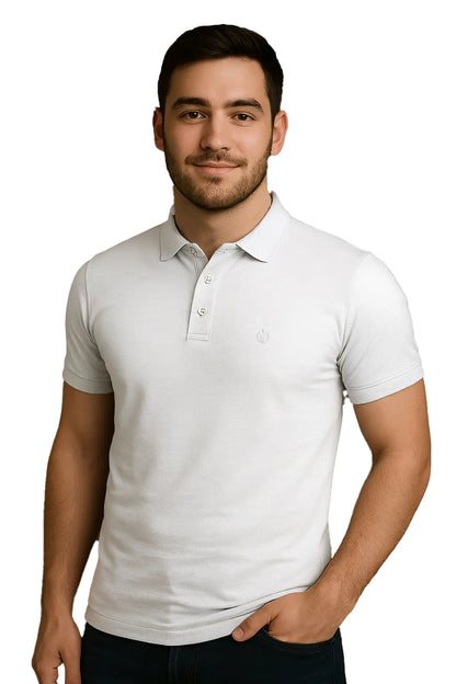 Hombre joven vistiendo un polo de manga corta en color blanco puro con textura piqué, carterita de tres botones y logotipo bordado a tono, de la marca Dubrovnik