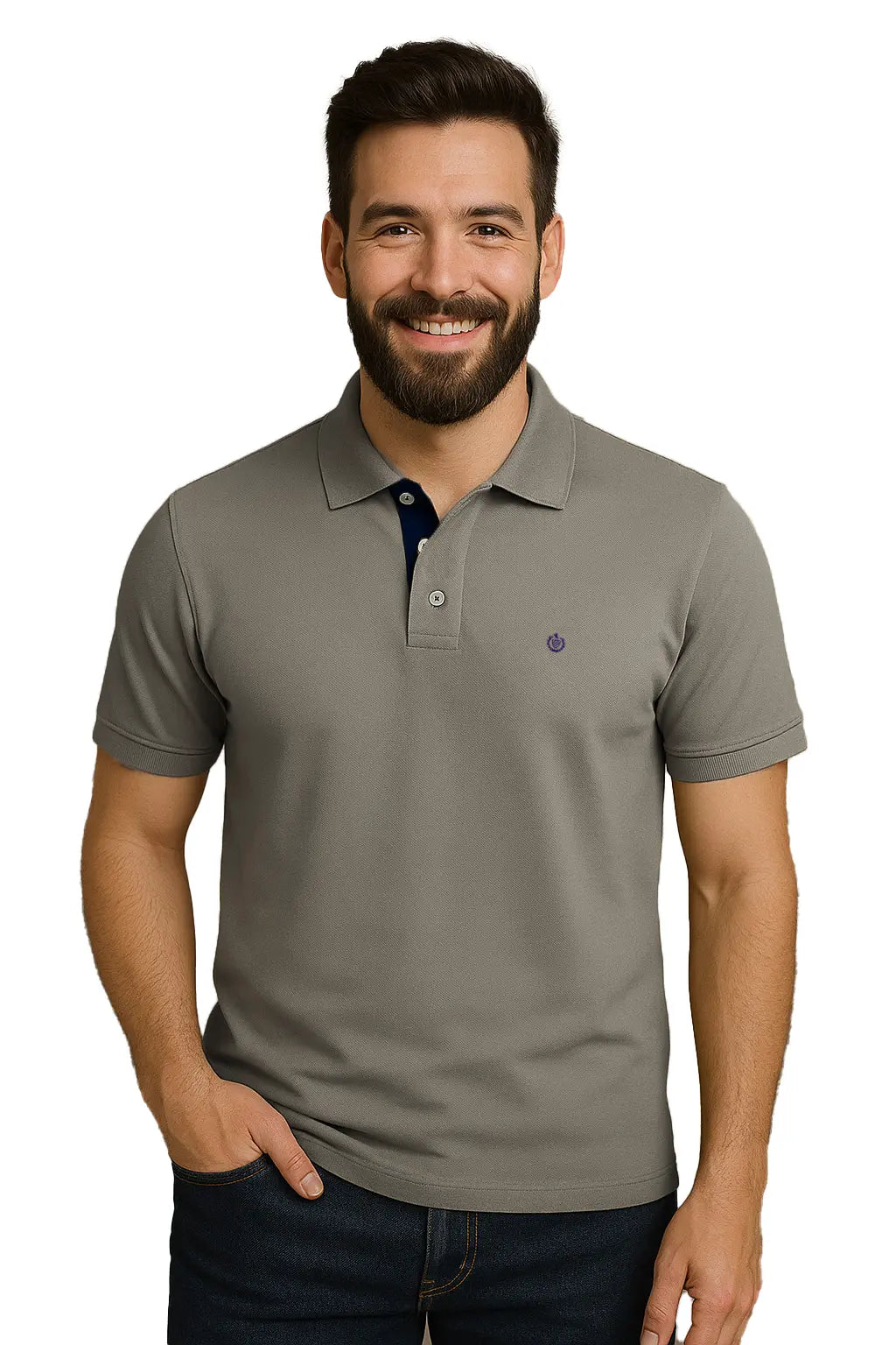 Hombre con barba sonriendo con un polo de manga corta en color gris cemento sólido, con contraste azul marino en la carterita interna del cuello y logotipo bordado, de la marca Dubrovnik