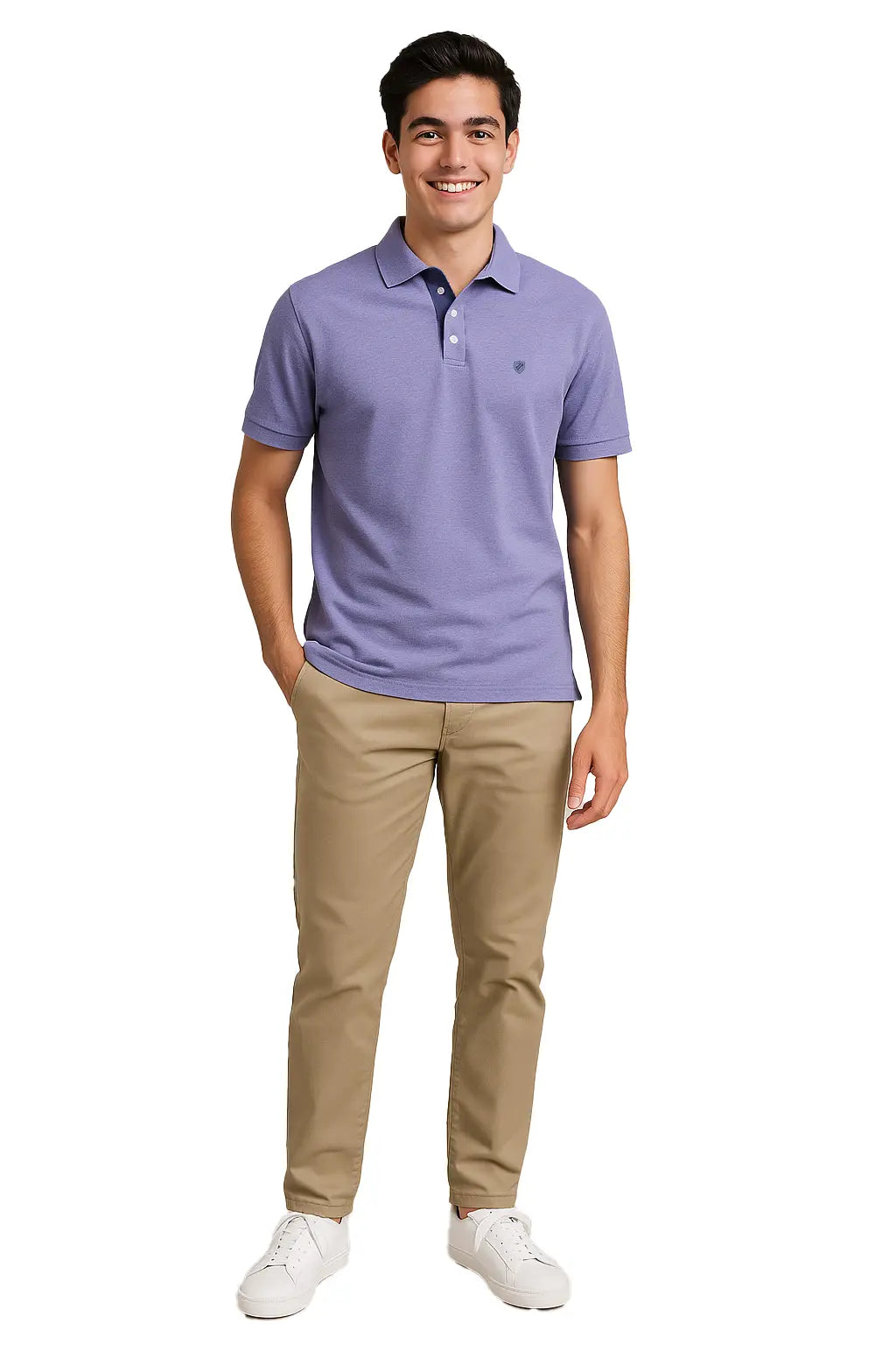 Hombre joven sonriendo con un polo de manga corta en color lavanda jaspeado, combinado con pantalones chinos color beige, resaltando el detalle de carterita interna en azul marino, de la marca Dubrovnik