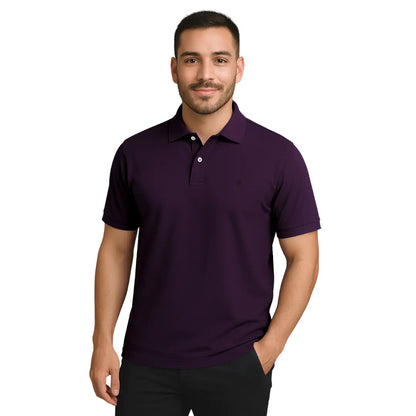 Hombre con barba corta vistiendo un polo de manga corta en color morado imperial profundo, con botones blancos en contraste y logotipo bordado, de la marca Dubrovnik