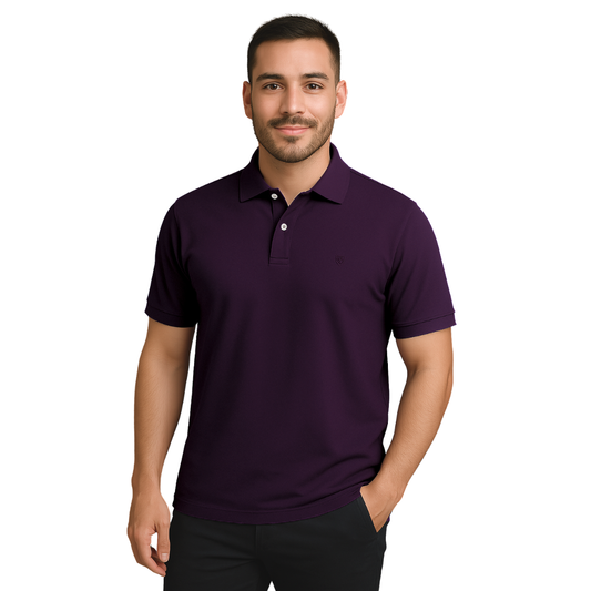 Hombre con barba corta vistiendo un polo de manga corta en color morado imperial profundo, con botones blancos en contraste y logotipo bordado, de la marca Dubrovnik