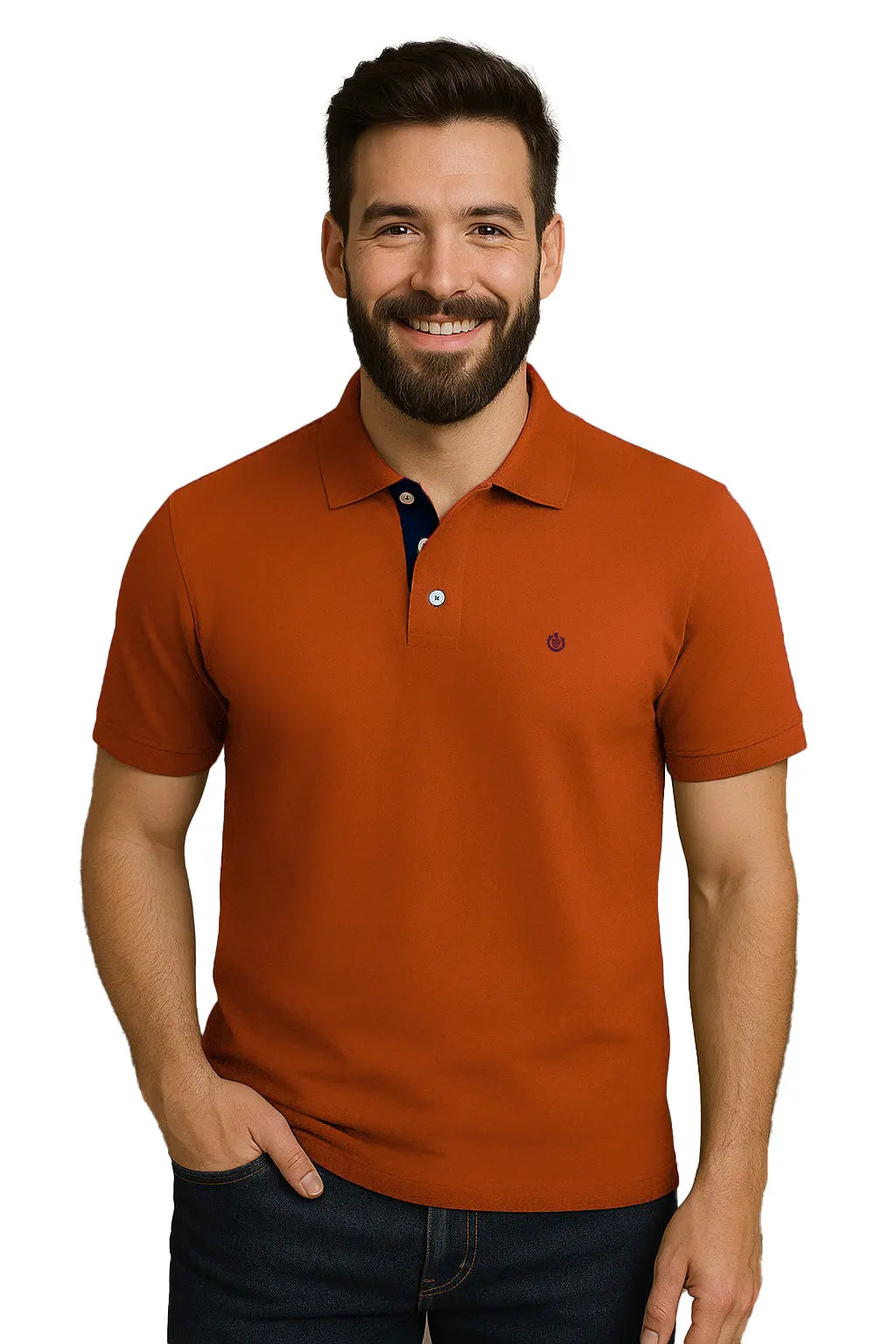 Hombre con barba sonriendo con un polo de manga corta en color teja o terracota, con contraste azul marino en la carterita interna del cuello y escudo bordado en el pecho, de la marca Dubrovnik