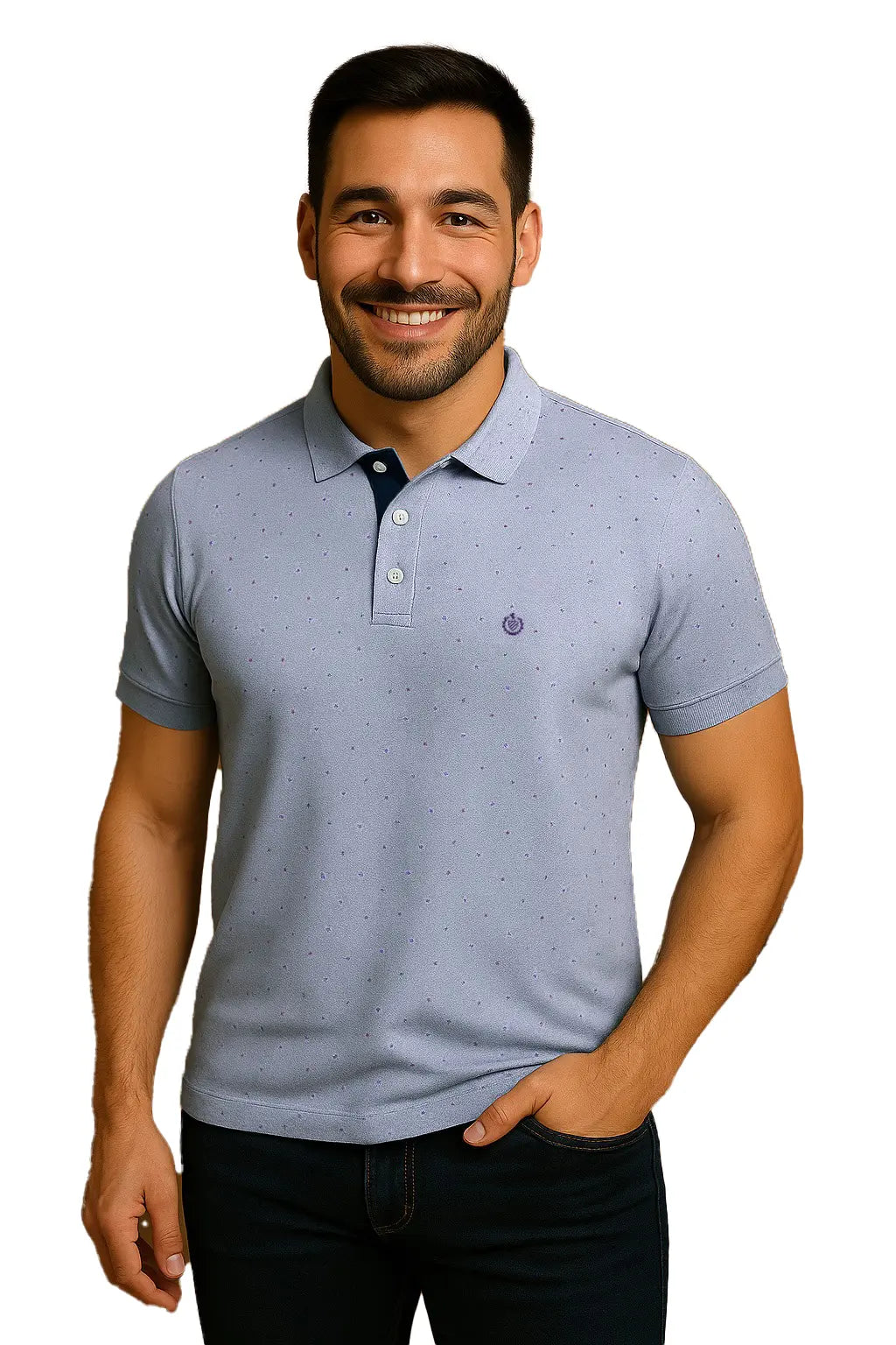 Modelo con polo Dubrovnik azul cielo que presenta un micropatrón de puntos, carterita interna en azul marino y escudo bordado circular