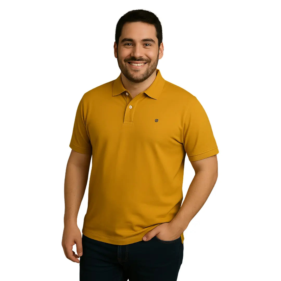 Modelo sonriendo con polo Dubrovnik color mostaza de corte regular y ajuste moderno, confeccionado en mezcla 50/50 algodón-poliéster con logotipo bordado en el pecho