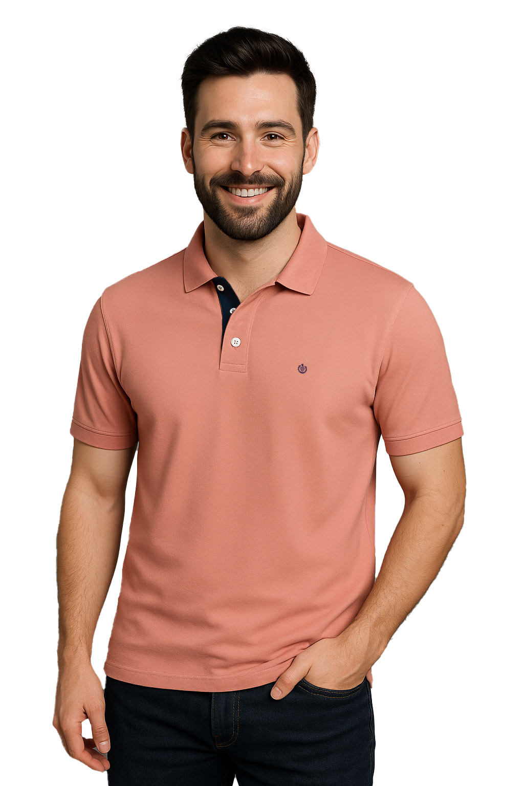 Modelo sonriendo con polo Dubrovnik color salmón de corte regular, resaltando el detalle de la carterita interna en azul marino y logotipo bordado en el pecho