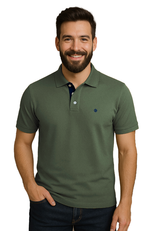 Modelo sonriendo con polo Dubrovnik verde oliva de corte regular, resaltando el detalle de la carterita interna en azul marino y logotipo bordado en el pecho