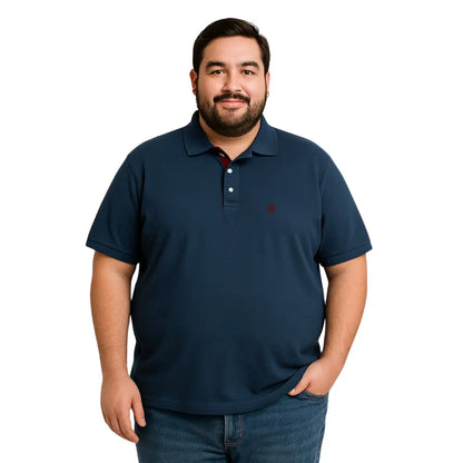 Polo clásico para hombre en color azul marino con detalle de cuello interno granate, corte moderno para tallas extras S a 5XL, marca Dubrovnik