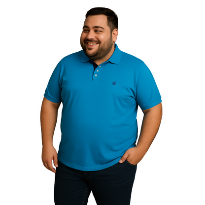 Modelo de complexión robusta sonriendo con polo Dubrovnik azul turquesa en talla extra, destacando el contraste azul marino en el cuello y el escudo bordado circular
