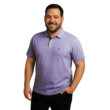 Hombre de complexión robusta sonriendo con un polo de manga corta en color lavanda jaspeado, con detalle de carterita interna en azul marino y logotipo bordado, de la marca Dubrovnik