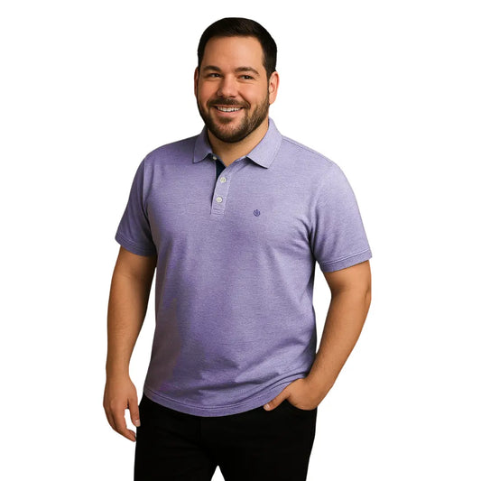 Hombre de complexión robusta sonriendo con un polo de manga corta en color lavanda jaspeado, con detalle de carterita interna en azul marino y logotipo bordado, de la marca Dubrovnik