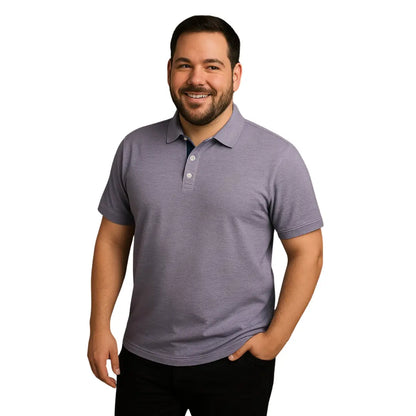 Hombre sonriendo con polo de corte moderno en color morado jaspe, tejido 50/50 algodón-poliéster, disponible en tallas S a 5XL de la marca Dubrovnik
