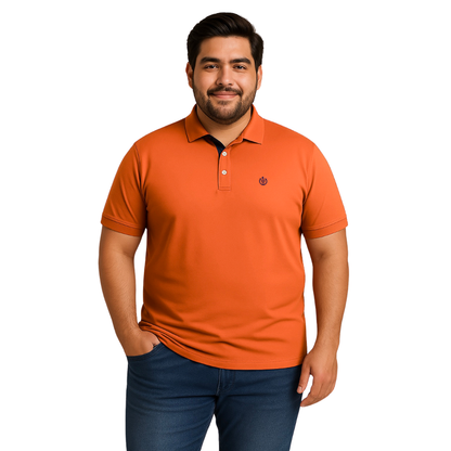 Hombre de complexión robusta sonriendo con polo de corte moderno en color naranja teja, destacando el contraste azul marino en el cuello y logotipo bordado, de la marca Dubrovnik
