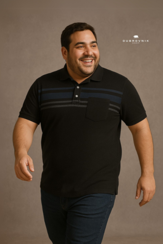 Hombre de complexión robusta caminando y sonriendo con un polo negro que presenta franjas horizontales en tonos azules y grises, con bolsillo frontal y logotipo de Dubrovnik Corp al fondo