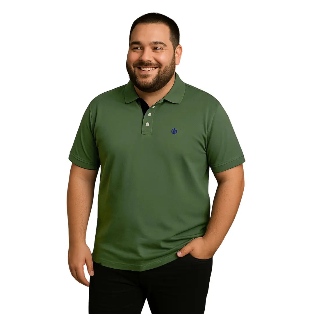 Hombre de complexión robusta con polo Dubrovnik verde oliva en corte moderno para tallas extras, destacando el detalle del cuello interno en azul marino y logotipo bordado