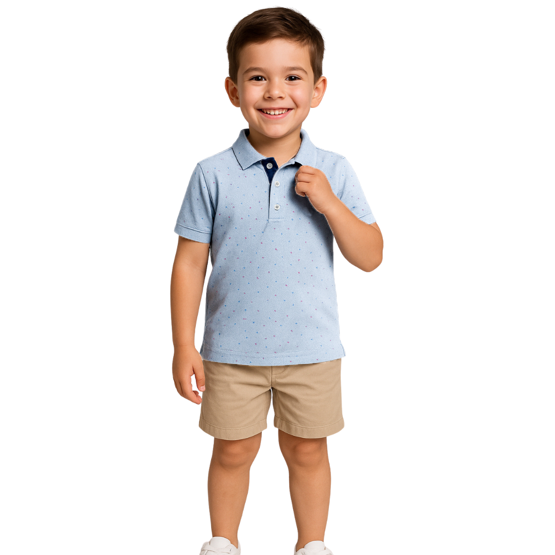Niño sonriendo con un polo de manga corta en color celeste jaspeado con un sutil micro-estampado de puntos multicolores, contraste azul marino en el cuello y bermudas beige, de Dubrovnik Kids