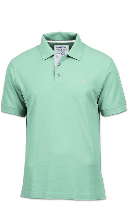 Polo de piqué Dubrovnik en color verde menta con contraste en gris perla en la carterita del cuello, botones blancos y escudo bordado de alta definición