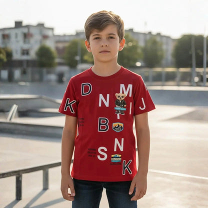 Detalle de la parte trasera del cuello de una camiseta de niño roja con costuras reforzadas y etiqueta interna azul marino